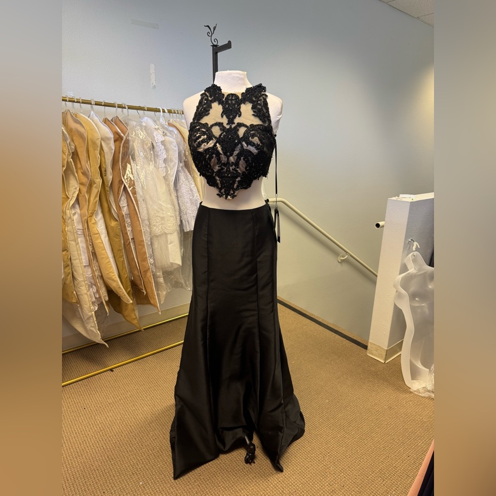 Elegant Black/Nude Lace Evening Gown 7640